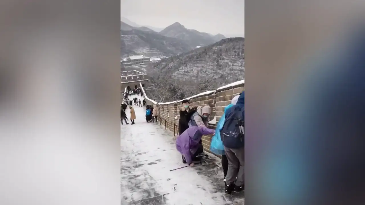 Resbalones y caídas: La Gran Muralla China congelada es una trampa mortal para los turistas 