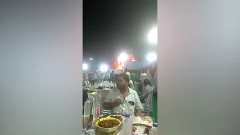 Se desata un incendio en una boda y los invitados siguen comiendo como si nada Se desata un incendio en una boda y los invitados siguen comiendo como si nada