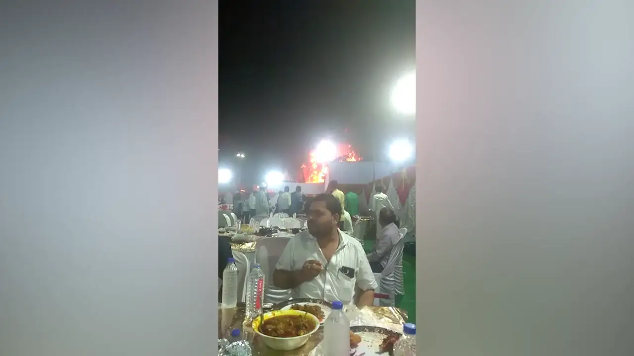 Se desata un incendio en una boda y los invitados siguen comiendo como si nada