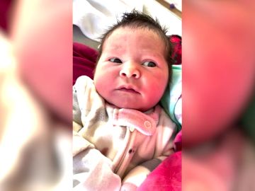 VÍDEO: Un bebé de cinco días dice claramente 'hola' por primera vez
