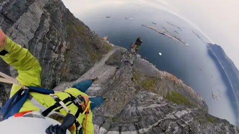 Hace un salto base sobre el océano cuando una ballena salta fuera del agua debajo suyo Hace un salto base sobre el océano cuando una ballena salta fuera del agua debajo suyo