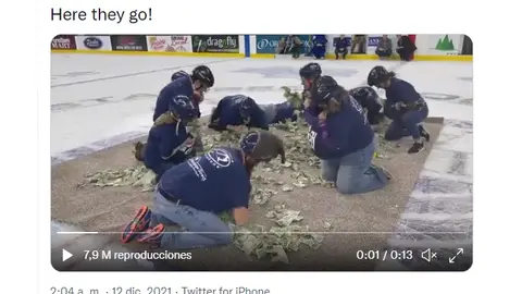 El distópico evento en el que diez profesores se ven obligados a arrastrarse por dinero El distópico evento en el que diez profesores se ven obligados a arrastrarse por dinero