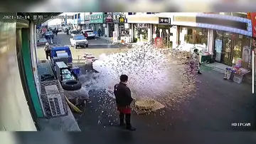 El momento en que una bomba de palomitas de maíz explota en mitad de una calle de China