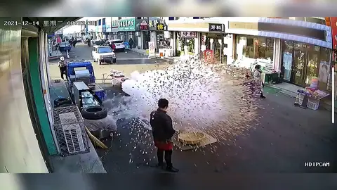 El momento en que una bomba de palomitas de maíz explota en mitad de una calle de China El momento en que una bomba de palomitas de maíz explota en mitad de una calle de China