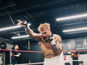 Jake Paul boxeando en su ONG 'Boxing Bullies'