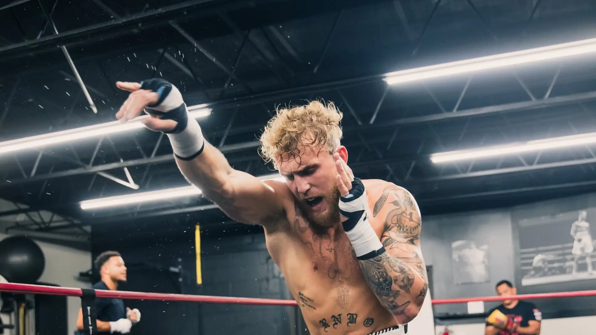 Jake Paul boxeando en su ONG 'Boxing Bullies'