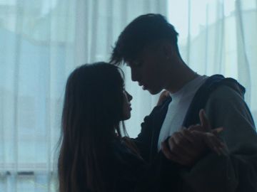 Maria Becerra y Rusher King en el videoclip de 'Antes de ti'.