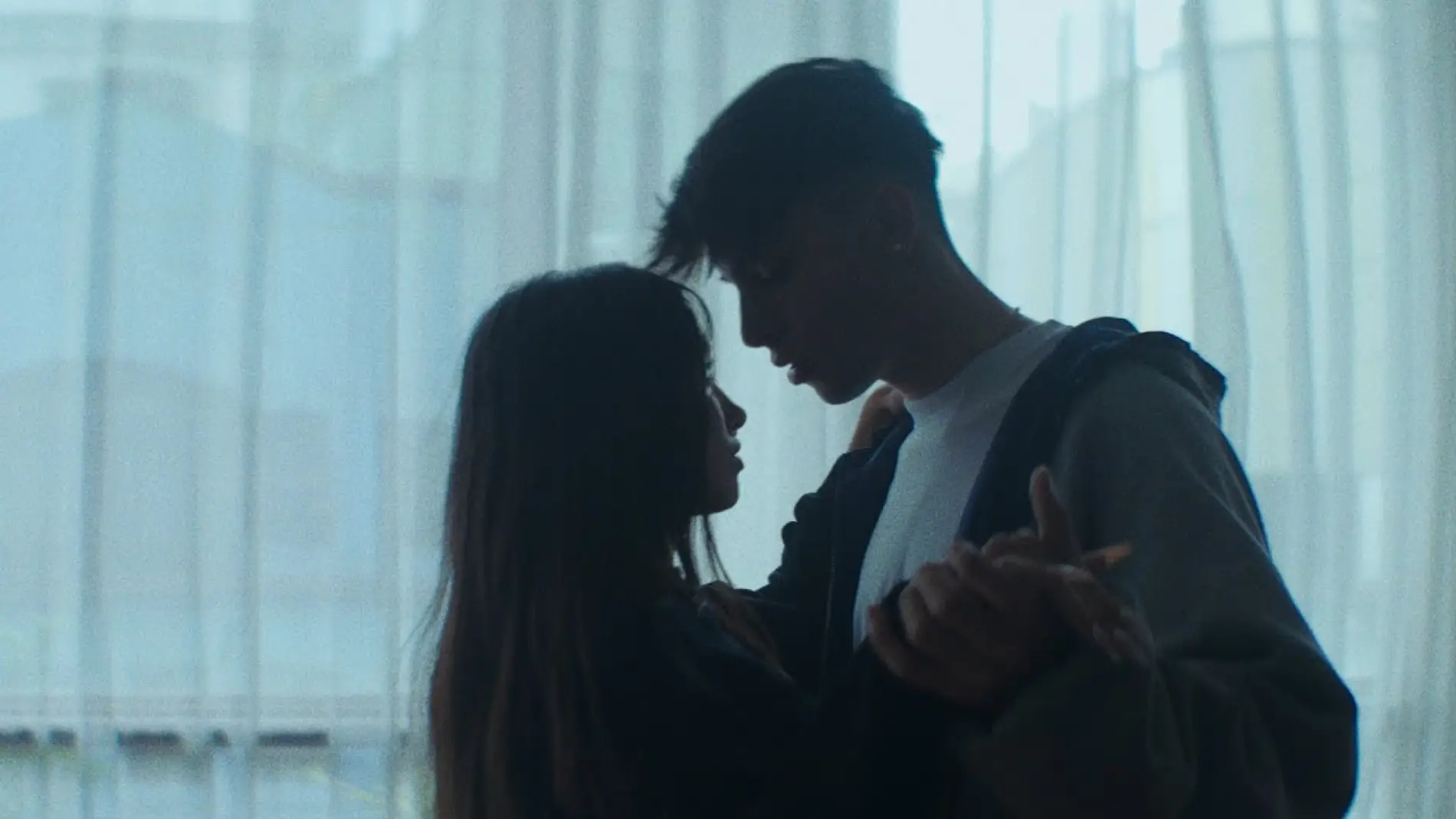 Maria Becerra y Rusher King en el videoclip de 'Antes de ti'.