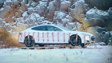 Un youtuber hace estallar su Tesla porque está harto de pagar sus reparaciones