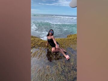 Estaba posando para una foto en una paradisíaca playa de Filipinas cuando llegó una ola