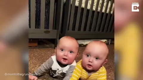 Dos bebés gemelos se niegan a dormir separados Dos bebés gemelos se niegan a dormir separados