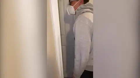 Vuelve a casa desde Alemania para darle una sorpresa a sus padres y los pilla en el acto Vuelve a casa desde Alemania para darle una sorpresa a sus padres y los pilla en el acto