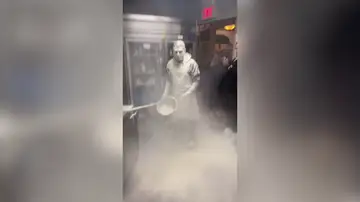 Un trabajador de un restaurante acaba lleno de harina tras recibir un tremendo susto