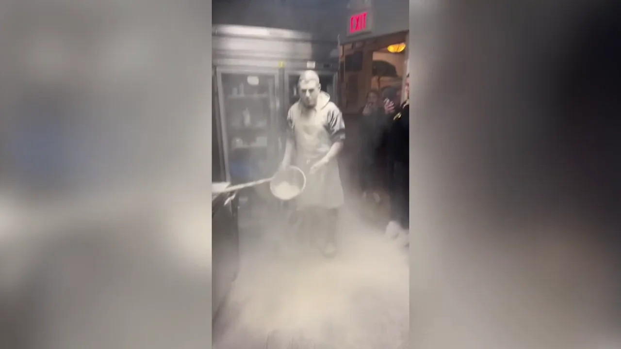 Un trabajador de un restaurante acaba lleno de harina tras recibir un tremendo susto Un trabajador de un restaurante acaba lleno de harina tras recibir un tremendo susto