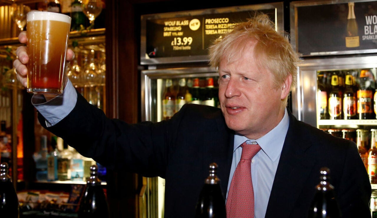 Boris Johnson bebiéndose una pinta en un bar