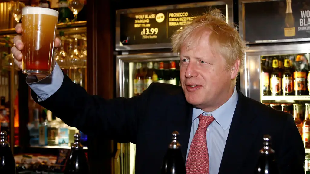 Boris Johnson bebiéndose una pinta en un bar