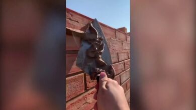 Un albañil acumula millones de visualizaciones en TikTok por sus relajantes vídeos poniendo ladrillos