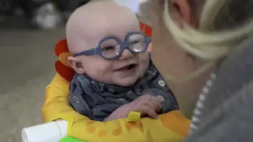 La alucinante reacción de un bebé al ver por primera vez con gafas