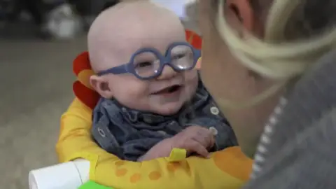 La alucinante reacción de un bebé al ver por primera vez con gafas La alucinante reacción de un bebé al ver por primera vez con gafas