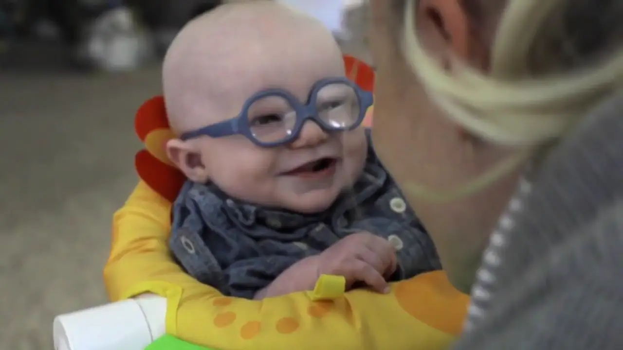 La alucinante reacción de un bebé al ver por primera vez con gafas