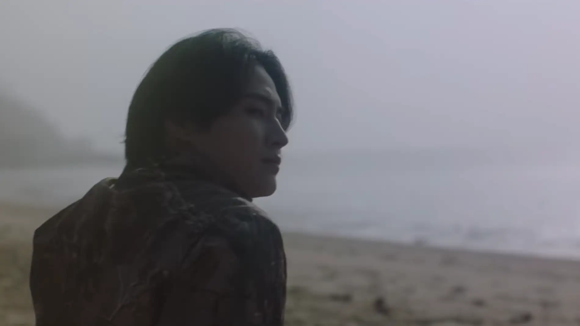 Def. (Jay B de GOT7) en su videoclip de ‘Sunset With You’.