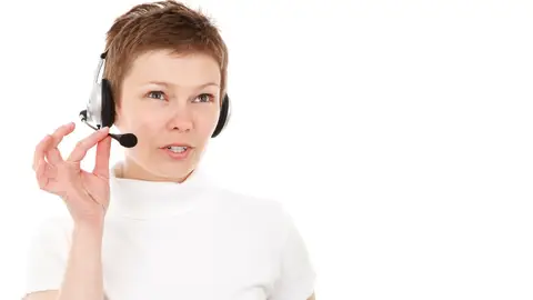 Una teleoperadora flipando con lo mal que canturreas. Una teleoperadora flipando con lo mal que canturreas.