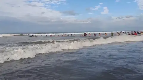 Bañistas forman una cadena humana para salvar la vida de una familia Bañistas forman una cadena humana para salvar la vida de una familia