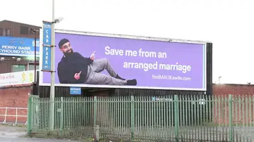 Un hombre pakistaní crea una campaña para encontrar novia en Inglaterra y sus vallas publicitarias se vuelven virales