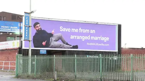 Un hombre pakistaní crea una campaña para encontrar novia en Inglaterra y sus vallas publicitarias se vuelven virales Un hombre pakistaní crea una campaña para encontrar novia en Inglaterra y sus vallas publicitarias se vuelven virales