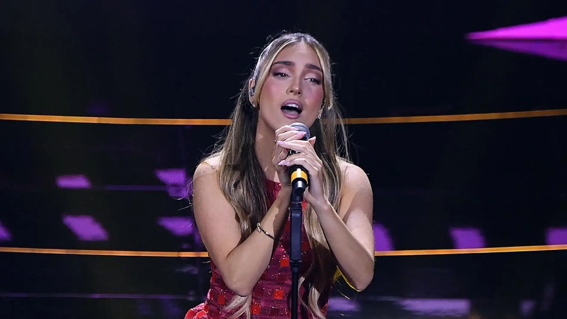 Ana Mena enamora al público de Sanremo con ‘Duecentomila Ore'