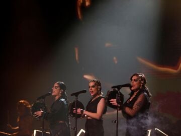 El grupo Tanxugueiras act&uacute;a durante la final del Benidorm Fest