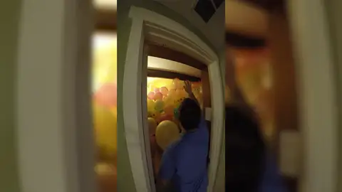 La gasta una broma pesada a su hermana con cientos de globos La gasta una broma pesada a su hermana con cientos de globos