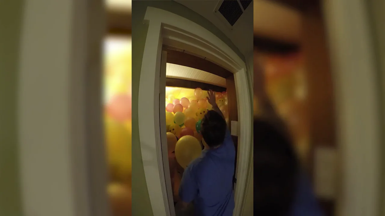 La gasta una broma pesada a su hermana con cientos de globos