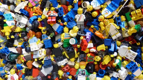 Una mujer pasa 25 años tratando de encontrar 5 millones de piezas de Lego perdidas en el mar Una mujer pasa 25 años tratando de encontrar 5 millones de piezas de Lego perdidas en el mar