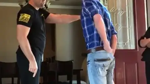 Un padre finge estar enfadado con el novio de su hija y la reacción del joven se hace viral. Un padre finge estar enfadado con el novio de su hija y la reacción del joven se hace viral.