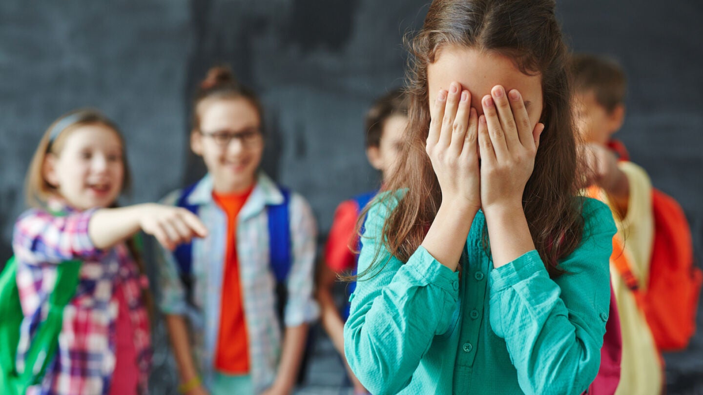 Ni&ntilde;os se r&iacute;en de una compa&ntilde;era en un posible caso de bullying