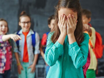 Niños se ríen de una compañera en un posible caso de bullying