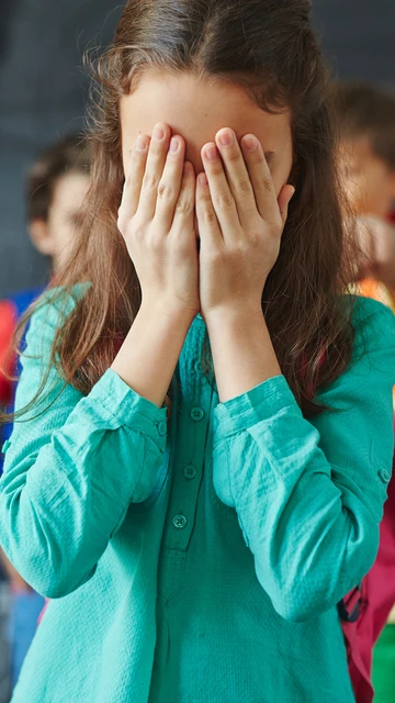 Niños se ríen de una compañera en un posible caso de bullying
