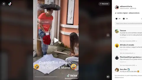 Jóvenes amarran a su amigo a un poste para que se le declare a la chica que le gusta Jóvenes amarran a su amigo a un poste para que se le declare a la chica que le gusta