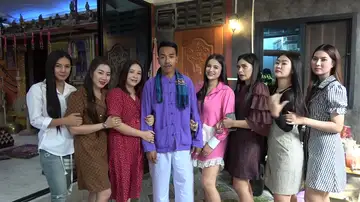 Un tatuador tailandés vive con siete esposas que se turnan para acostarse con él