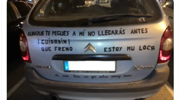 El mensaje en la parte de atrás de un coche que ha alucinado a los usuarios de Twitter