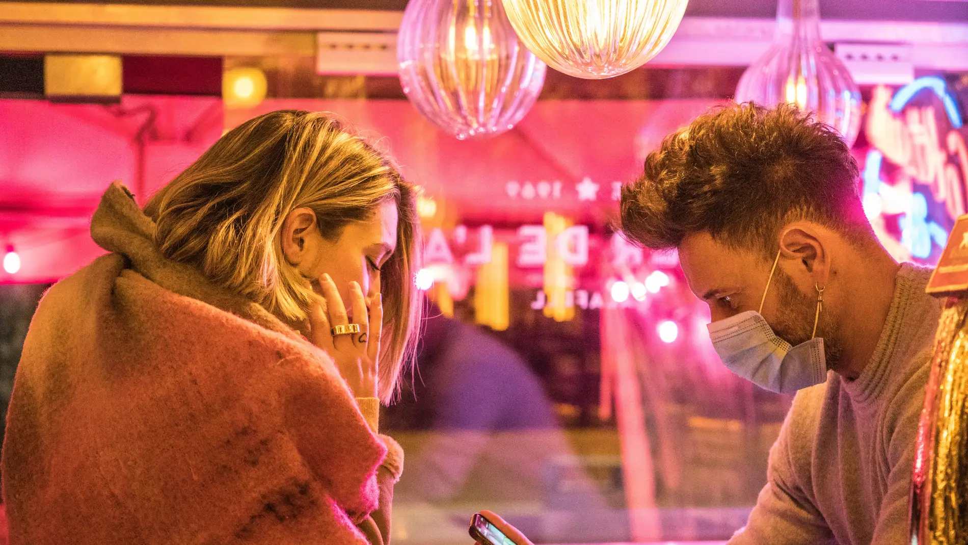 Pareja en un bar