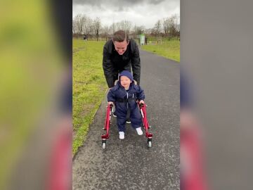 Los emocionantes primeros pasos de un niño con parálisis cerebral gracias a un andador