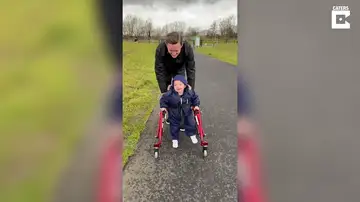 Los emocionantes primeros pasos de un niño con parálisis cerebral gracias a un andador