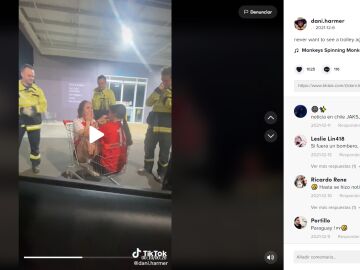 Seis bomberos rescatan a unas chicas atrapadas en un carrito de la compra mientras grababan un TikTok