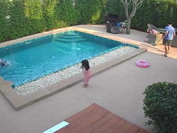 Una niña de tres años salva a su hermana pequeña de ahogarse en la piscina de su casa