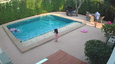 Una niña de tres años salva a su hermana pequeña de ahogarse en la piscina de su casa Una niña de tres años salva a su hermana pequeña de ahogarse en la piscina de su casa