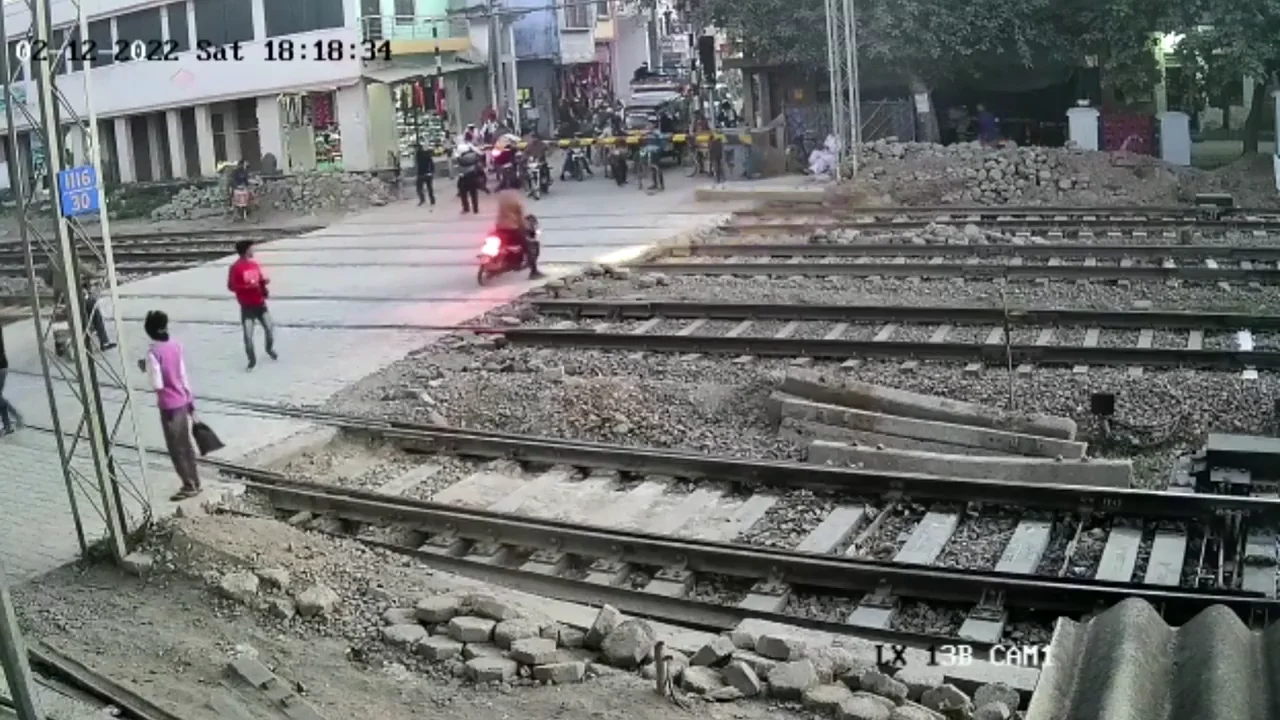 Un motorista est&aacute; a punto de ser arrollado por un tren y las im&aacute;genes han dejado impactadas a las redes
