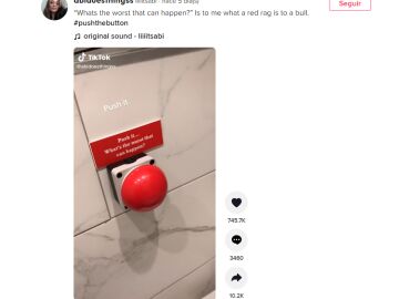 Una mujer encuentra un enorme botón rojo en el baño de un restaurante y al pulsarlo descubrió una increíble sorpresa
