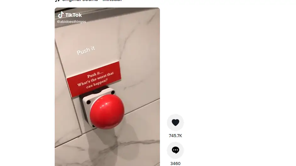 Una mujer encuentra un enorme botón rojo en el baño de un restaurante y al pulsarlo descubrió una increíble sorpresa